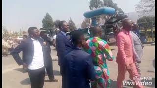 MSAFARA ULIO TOKA DAR ULIVYO WASILI MBEYA NA MWILI WA BISHOP EPHRAIM MWANSASU , MAZISHI YAFANYIKA