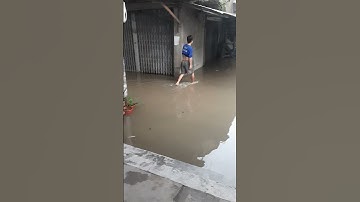 Chợ Hòa Khánh thất thủ ngập lụt