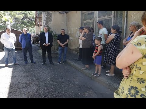 გრიგოლ გიორგაძე ავარიულ შენობაში მცხოვრებ დევნილ ოჯახებს შეხვდა