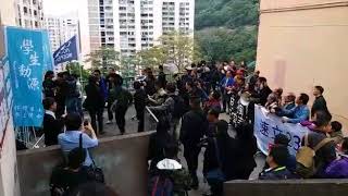 Publication Date: 2017-11-24 | Video Title: 2017-11-24 Quarrel between Hong Kong independence and anti-Hong Kong independence groups in front of the school