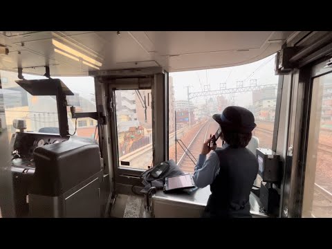 セクション区間内に緊急停車したため、脱出を試みる運転士さん　新快速 野洲行き