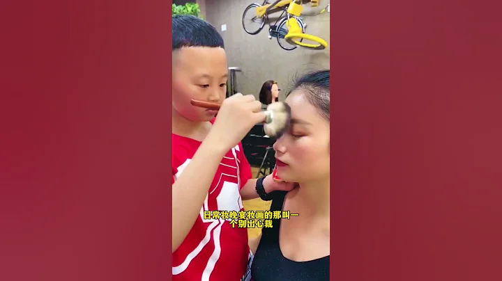 6岁美发师上线了，6岁开始客人剪头发，还能帮人化妆。 - 天天要闻