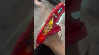 Kuno Becker con las Crocs del Rayo McQueen #kunobecker #cars #rayomcqueen