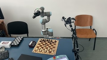 UR3e is playing chess