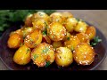 Honig-Knoblauch-Kartoffeln in einer Bratpfanne. Schnell und lecker!