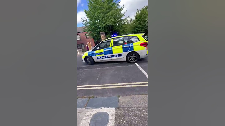 Police car and van blocking London road siren 👮‍♀️🚓🚨 #shorts