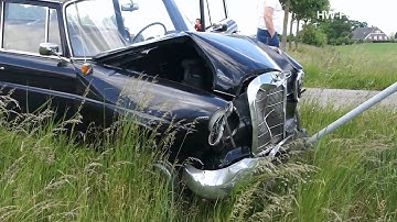 Oldtimer total loss bij aanrijding op Verkavelingsweg