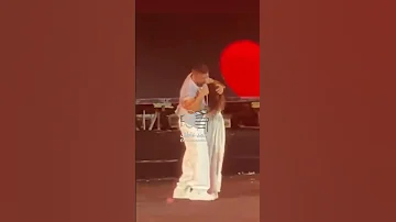 هخليكي قاعدة جنبي بس فكيني تامر حسني اتفاجئ بمعجبة طلعت حضنته على المسرح ومش عايز تسيب حضنه 