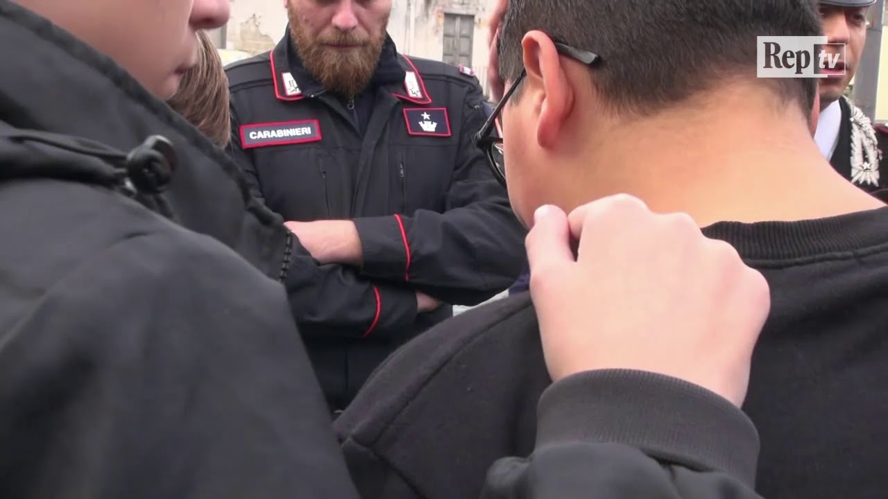 Napoli, abbraccio tra carabinieri e ragazzi dopo il lancio di molotov per i roghi