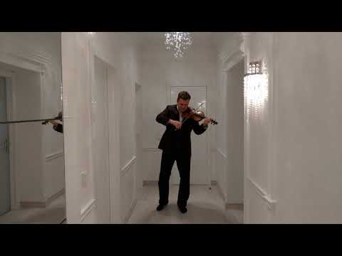 Скрипач играет мелодию из Шерлока