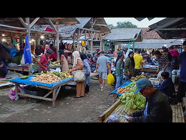 Ramainya !! Suasana Pagi Pasar Tradisional Menjelang Hari Raya Lebaran 2024 Di Pedesaan Jawa Barat class=