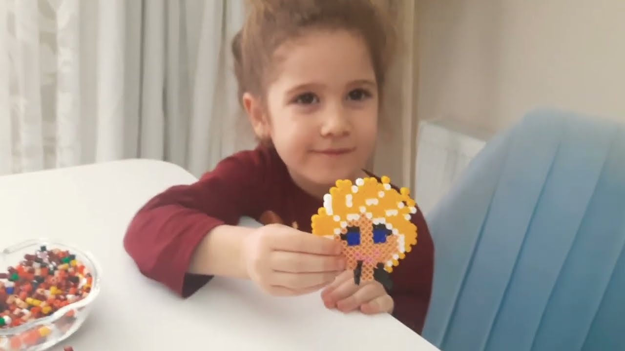 Aylin ELsa boncuk yapıyor 