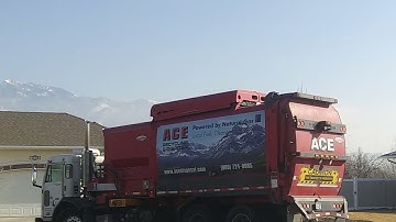 Peterbilt 320 labrie automizer on trash