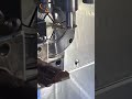 El torno suizo de tipo automático procesa piezas metálicas.