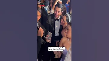 شوف نظرة تامر حسني لما شاف بسمة بوسيل بتتصور مع حد في فرح ريم سامي اخت المخرج محمد سامي 