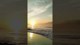 Download Lagu Air laut terlihat tenang tapi tidak dengan deru ombaknya MP3