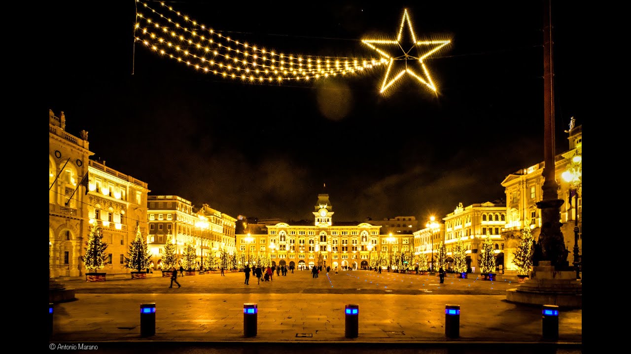 GLI ALBERI DI NATALE ILLUMINATI IN PIAZZA UNITA' A TRIESTE - YouTube