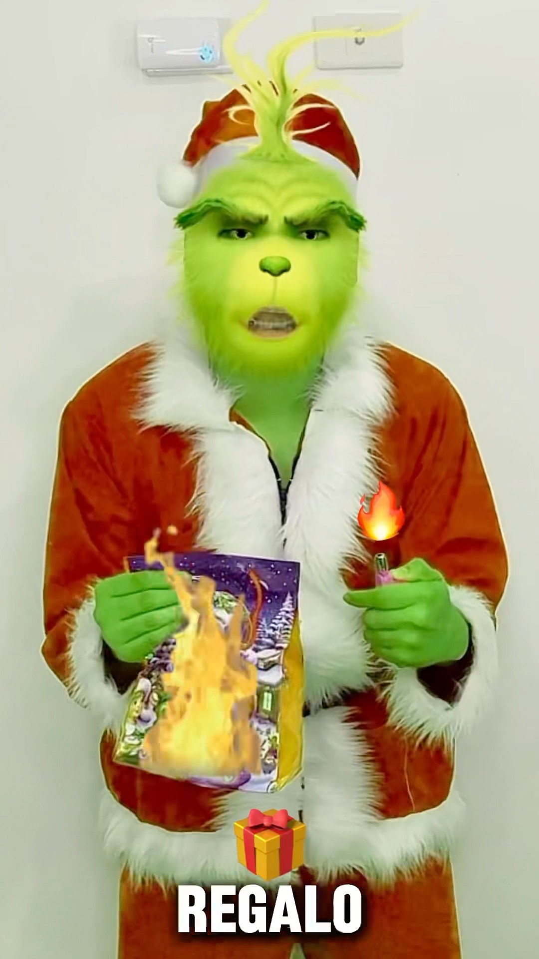 EL GRINCH QUEMÓ LOS REGALOS DE NAVIDAD ??