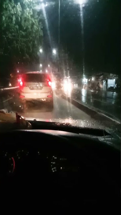 story wa nyetir mobil malam hari saat gerimis