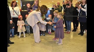 Helsinki&#39;s children shy royal meeting – Crown Princess Mary soothed a crying 4-year-old girl