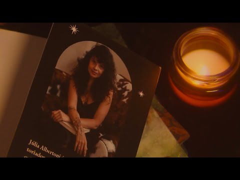 ASMR ✷ Leitura do livro A Jornada da Louca e cartas de tarô | voz suave