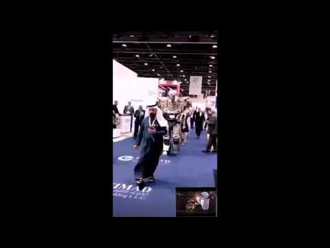 Робот охранник короля бахрейна. Король бахрейна и робот телохранитель. Робот охранник бахрейна. Робот телохранитель дубай. Король бахрейна и робот телохранитель.