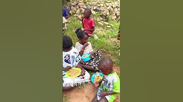 Het voeden van hongerige weeskinderen