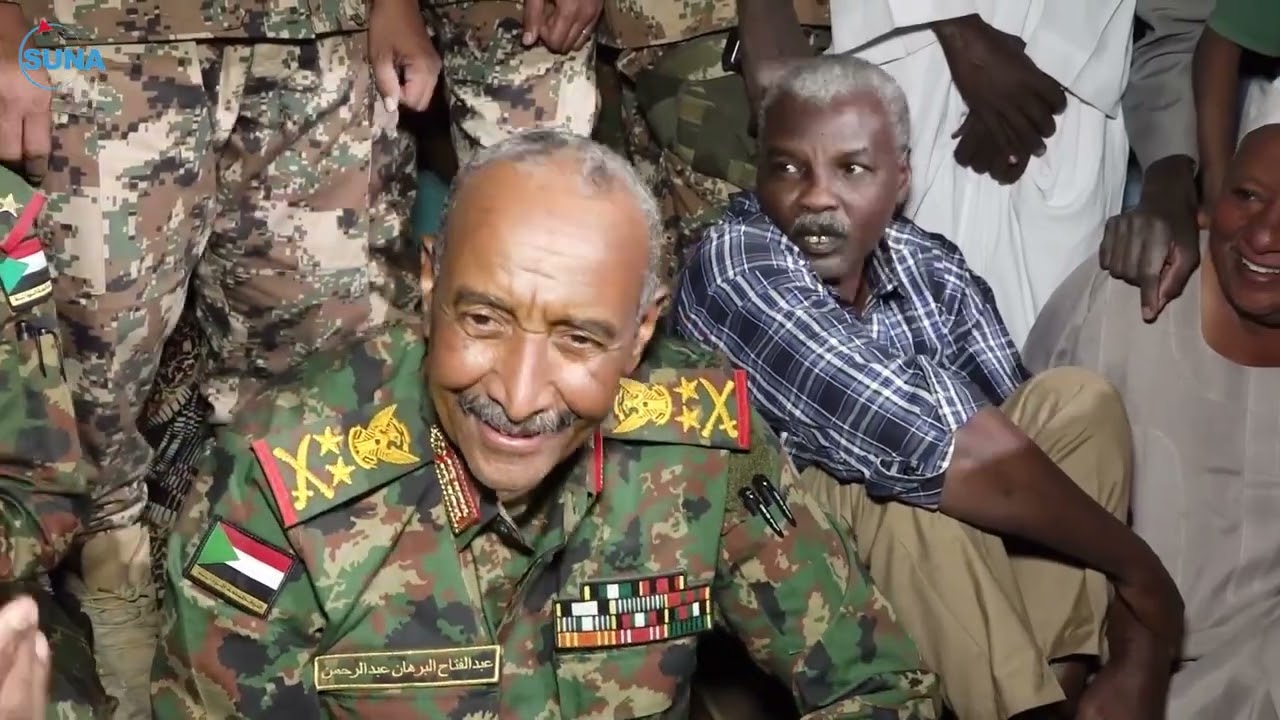 رئيس مجلس السيادة يشارك منسوبي الشرطة إفطارهم بـ 