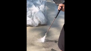 Cleaning a new construction exposed aggregate driveway #pressurewashing #driveway #homeimprovement