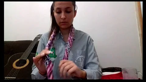 Como dar nó em lenço quadrado?