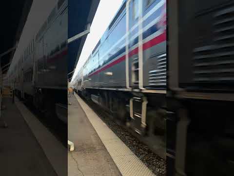 Video: Virdžinija Railway Express (VRE) priemiestinis traukinys į DC