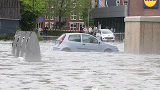 Wolkbreuk boven Buitenpost veel schade en ondergelopen straten auto weggezakt bij Lidl