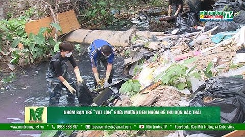 Nhóm bạn trẻ “vật lộn” giữa kênh mương đen ngòm để thu dọn rác thải