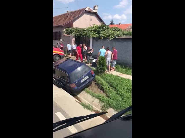 FOTO VIDEO Accident în Axente Sever. Patru răniți 2 video