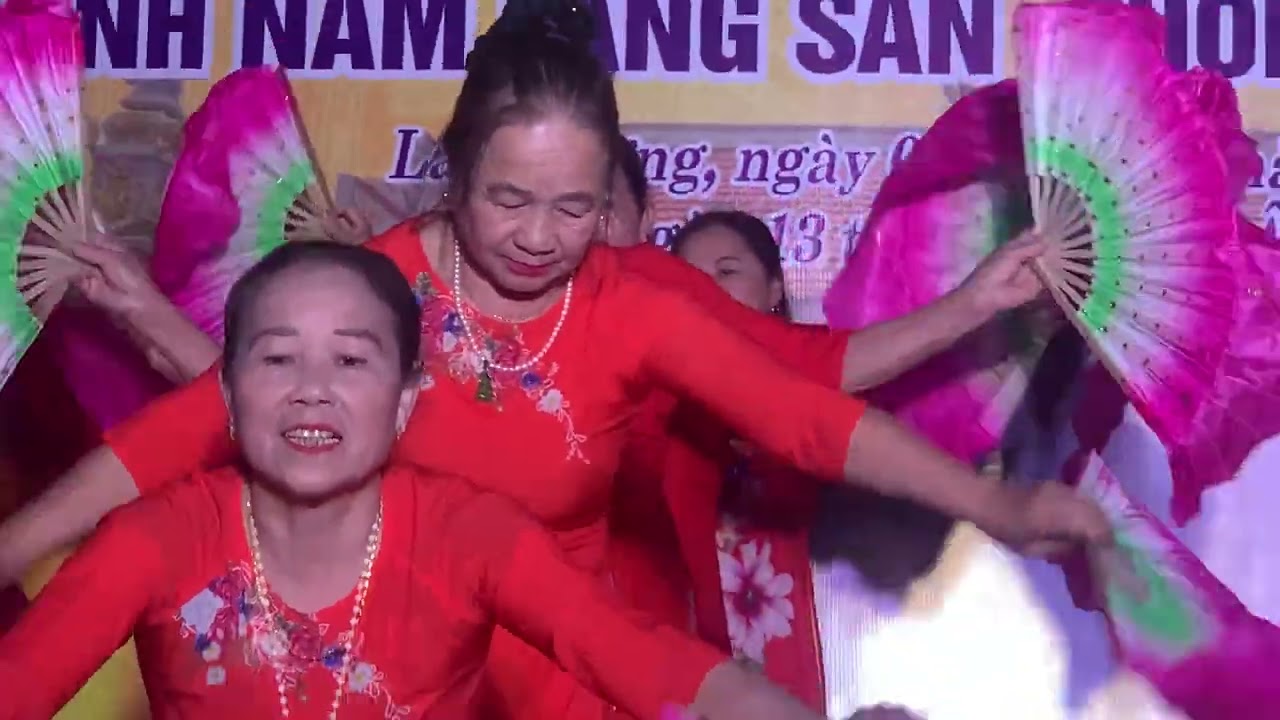 Múa : Đi hội làng