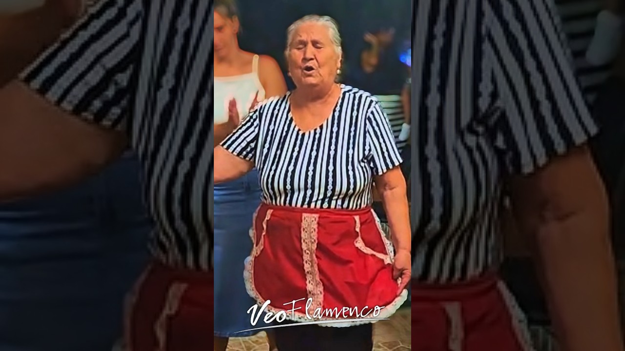 Abuela de Las Calicas cantando en familia