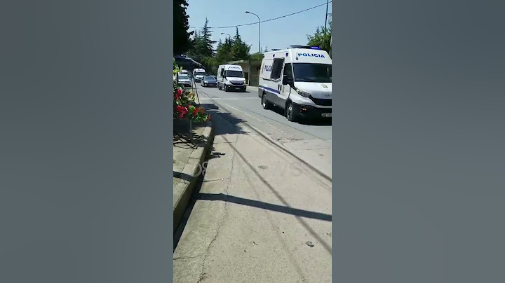 6 furgonë, makina e motorë policie, autokolona që shoqëronte Dritan Dajtin për te varrimi i nënës