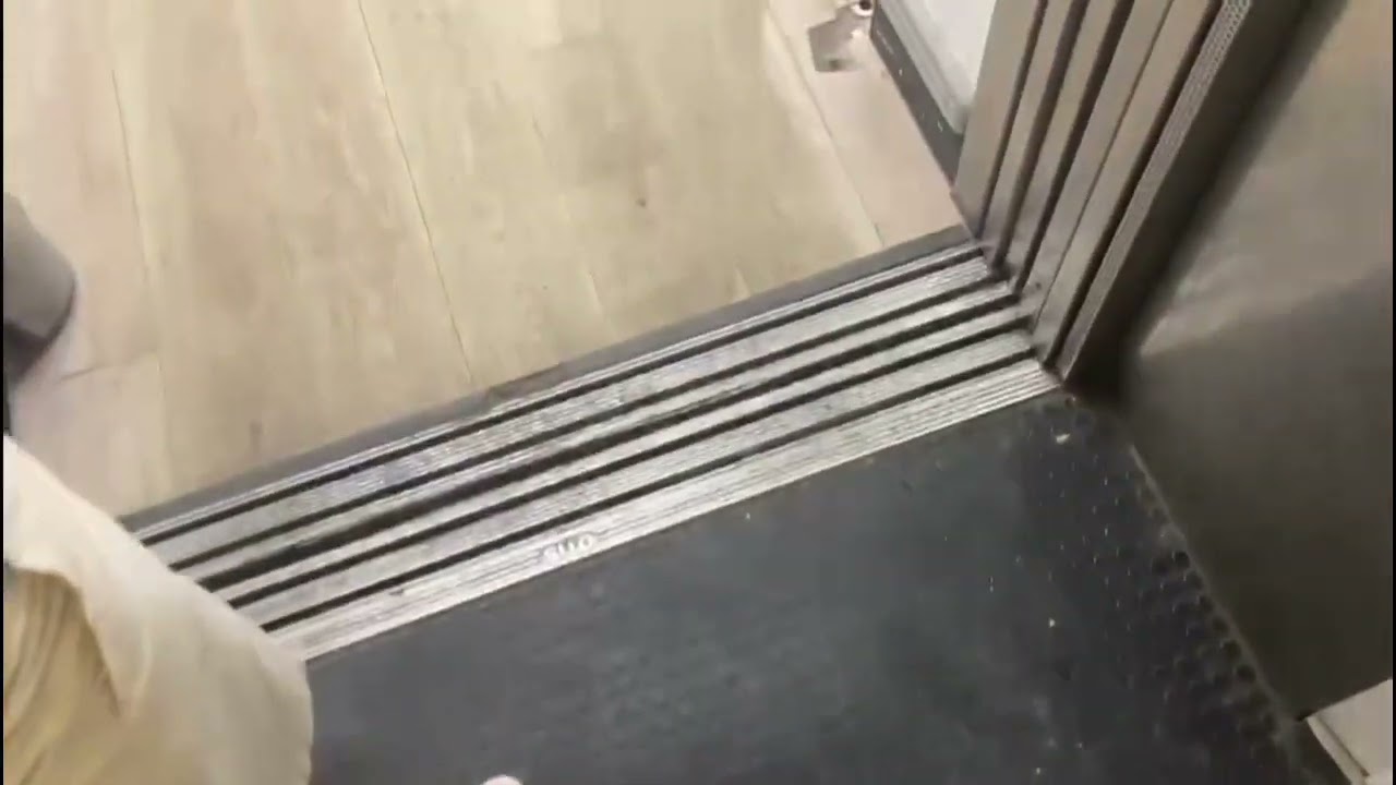 Лифт OTIS GeN2 2005 года в Tesco Extra Romford Gallows Corner