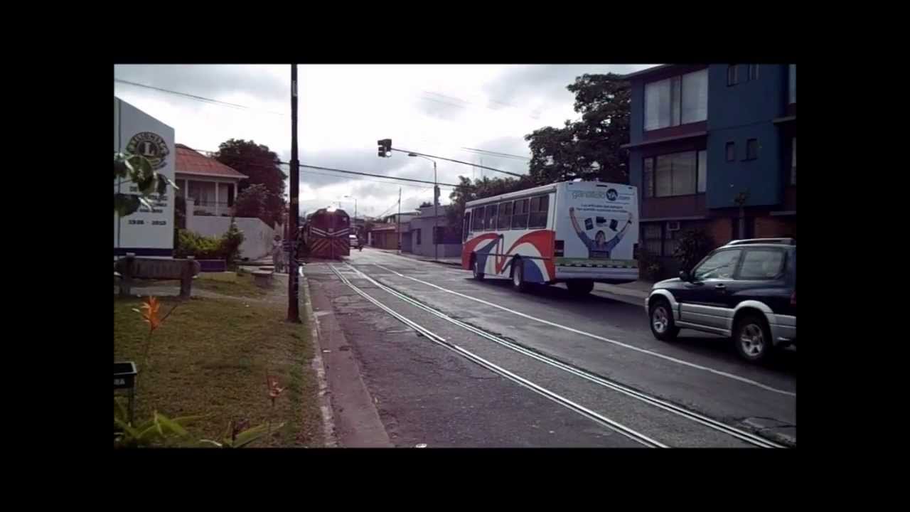 Máquinas 81 y 87 del INCOFER Distribuidas con un Tren Doble Hacia la Estación al Pacífico