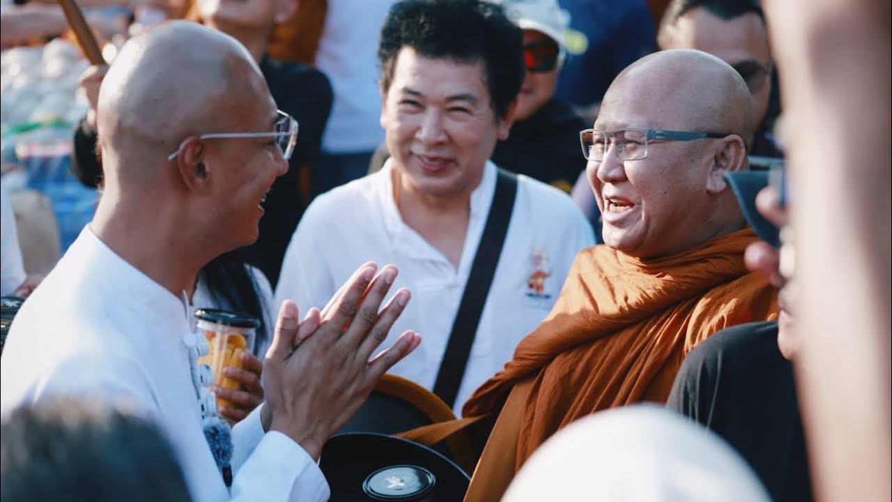 Live หลวงตาสินทรัพย์บิณฑบาต เมืองโบราณ 3/3/69