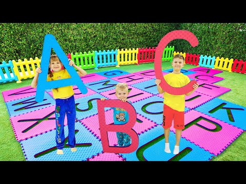Видео: Диана и Рома знакомят Оливера с английским алфавитом