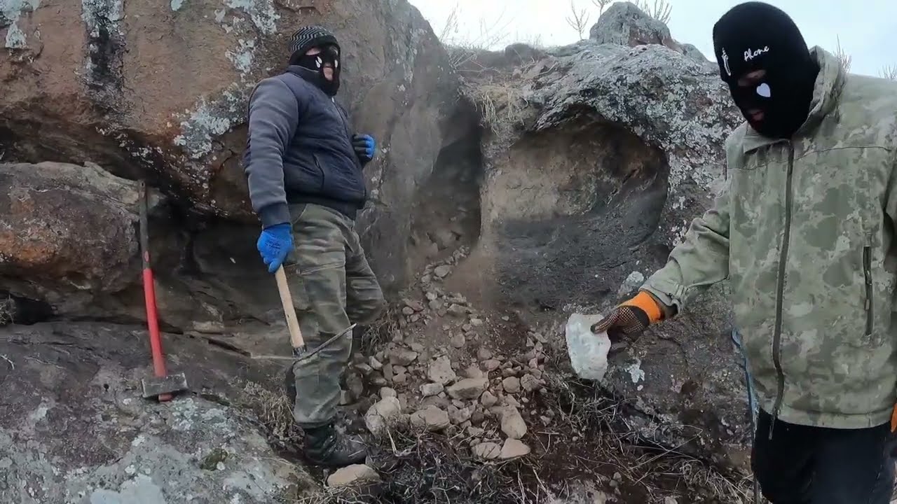 Момент охоты за сокровищами, когда охотники за сокровищами сходят с ума, когда видят вход в гробницу