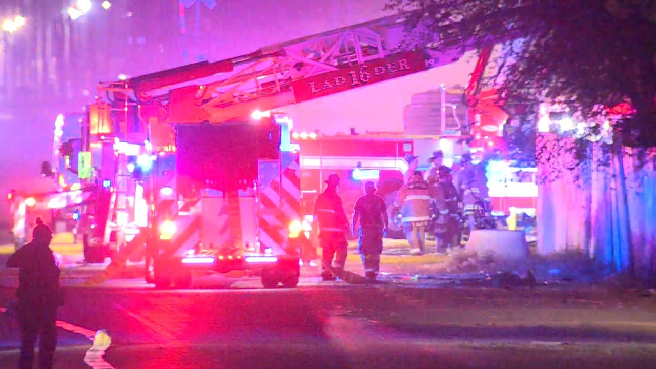 Crews battle commercial fire in southeast Oklahoma City - YouTube