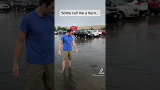 Target hero? Guy drains parking lot at local target and goes viral. Resimi