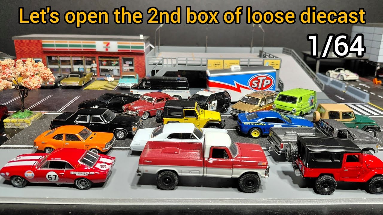 Открываю вторую коробку со случайными литыми моделями, которые мне подарил друг.