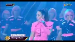 Icónica Ariana Grande cantando 7 RINGS en la Academia 2020 (Humor pop).