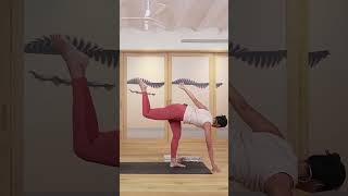 Equilibrio y fuerza: entrando a Parivrtta Ardha Chandrasana, la media luna con torsión #Yoga #Shorts