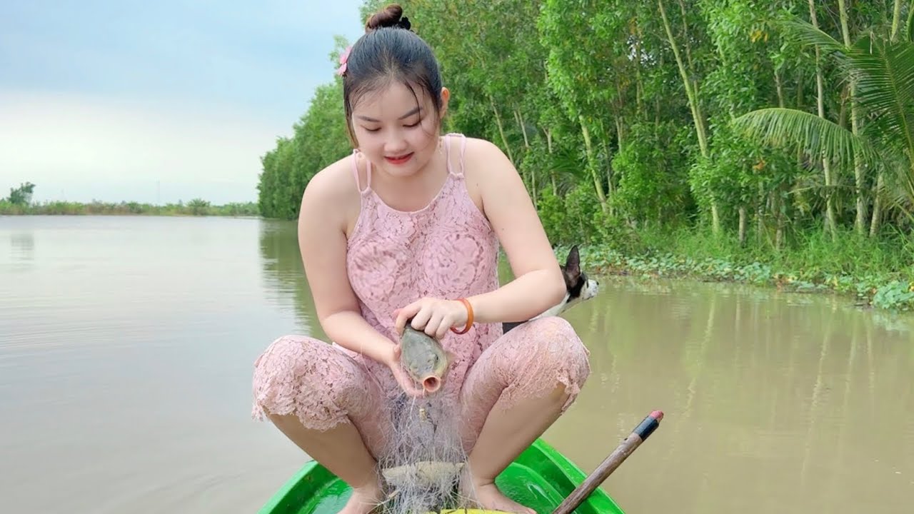 Ngâm Dạo Lưới Qua Cơn Mưa Dầm Bắt Bầy Cá Lớn Không Lối Thoát | Trúc Phương Vlog