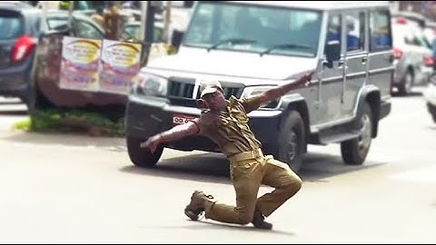 Indian policeman controls traffic with dance moves