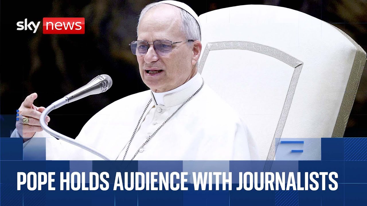 Папа Лев XIV проводит аудиенцию с журналистами.